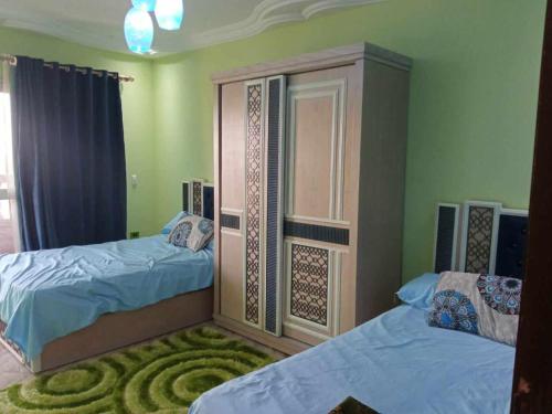 Postel nebo postele na pokoji v ubytování شقة فندقيه فاخرة بمنطقة المعادى صف اول جميع الغرف تطل على النيل A luxury hotel apartment in Maadi, first row. All rooms overlook the Nile