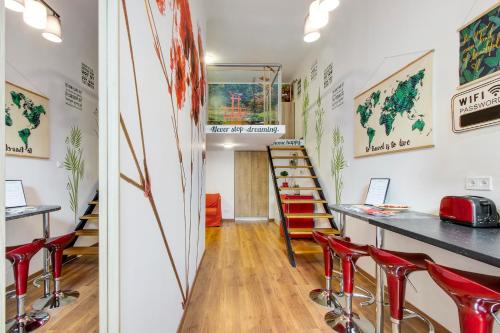 Habitación con encimera y taburetes rojos en Mehdi residence 3 en Budapest