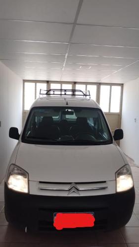 un coche blanco aparcado en un estacionamiento en Eluney en Malargüe
