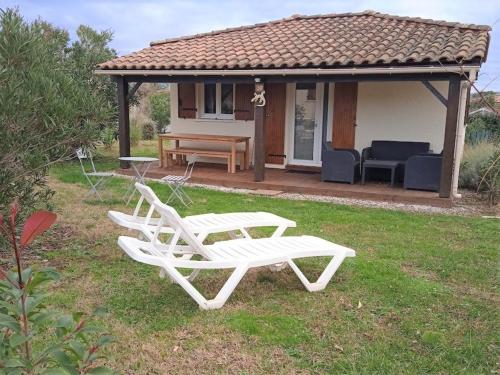 Maison 2 chambres avec piscine, tennis, et plus - idéal pour 4 personnes à Vallon-Pont-d'Arc - FR-1-382-179