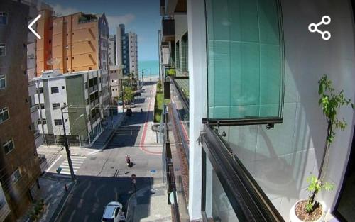 a view of a city street from a building at Apartamento na Praia do Morro -160 metros da praia -Ar condicionado e internet -Perto de tudo in Guarapari