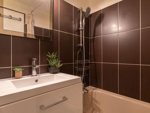 une salle de bain avec un lavabo, une douche et une baignoire dans l'établissement Charmant T2 proche commerces et téléphérique avec navette gratuite et casier à skis - FR-1-296-368, à Saint-Lary-Soulan