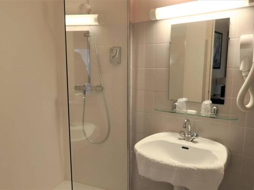 une salle de bain avec un lavabo et une douche avec un miroir dans l'établissement Bel appart 6 pers, WIFI, vue mer et port, Perros-Guirec - FR-1-368-326, à Perros-Guirec
