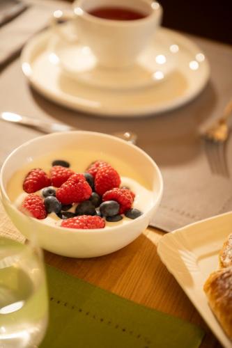 a bowl of berries on a table with a cup of coffee at B&B Le Molinare Home Relax in Varda