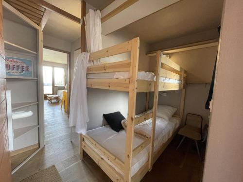 um quarto com 2 beliches num quarto em Appartement Huez, 1 pièce, 4 personnes - FR-1-405-225 em LʼHuez