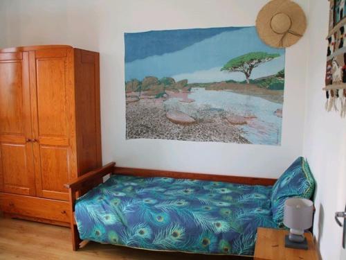um quarto com uma cama e um quadro na parede em Appartement Ajaccio, 3 pièces, 6 personnes - FR-1-61-564 em Ajaccio