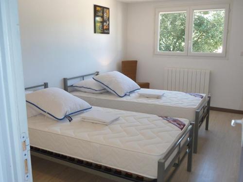duas camas sentadas uma ao lado da outra num quarto em Appartement Amélie-les-Bains-Palalda, 3 pièces, 4 personnes - FR-1-659-28 em Amélie-les-Bains-Palalda