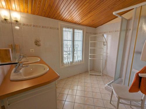 Koupelna v ubytování Gîte Saint-Genis-d'Hiersac, 4 pièces, 6 personnes - FR-1-653-117