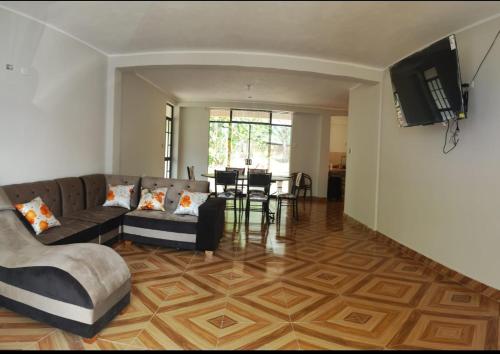 sala de estar con sofá y mesa en Villa Elena, en Tingo María