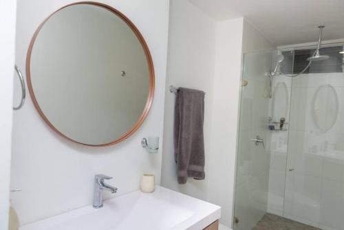 a bathroom with a mirror and a sink and a shower at edificio astoria in Cali
