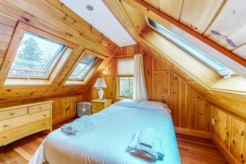 una camera con un letto in una stanza con pareti in legno di Lone Maple a Port Clyde