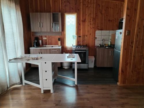 アンクードにあるCabaña en Chacao Viejo, Chiloé - Tranquilidad y Frente al marの白いデスク付きのキッチンが備わる客室です。