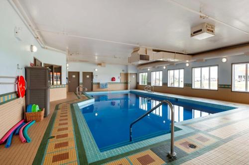 Бассейн в Best Western Grande Prairie или поблизости