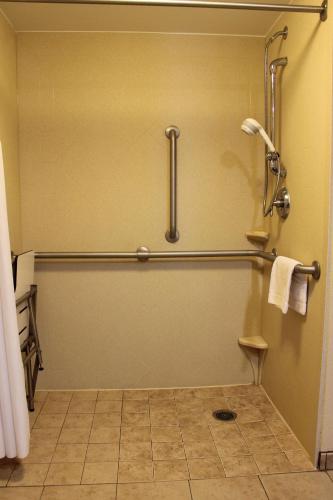 Un baño de Hampton Inn Gettysburg