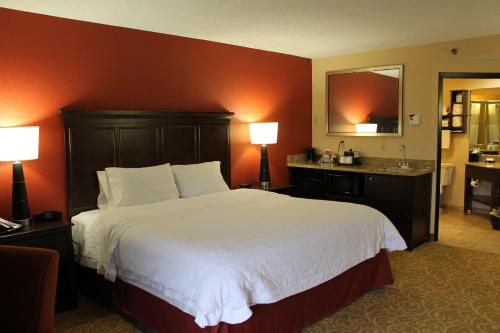 Una cama o camas en una habitación de Hampton Inn Gettysburg