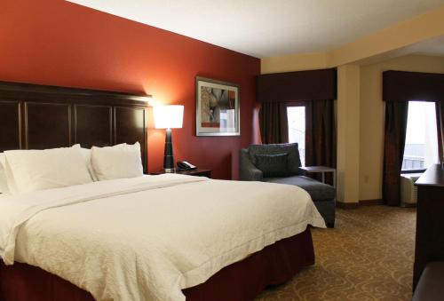 Una cama o camas en una habitación de Hampton Inn Gettysburg