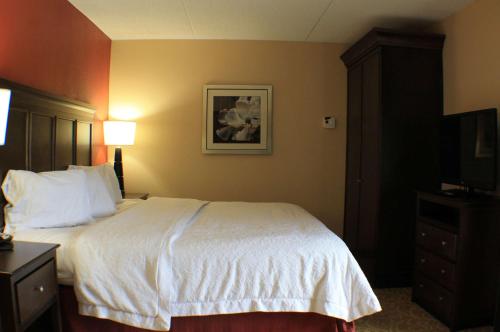Una cama o camas en una habitación de Hampton Inn Gettysburg