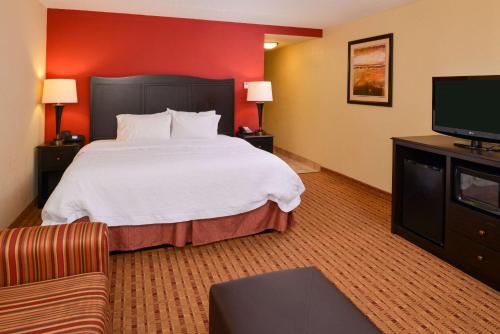 Habitación de hotel con cama y TV de pantalla plana. en Hampton Inn Williamsburg en Williamsburg