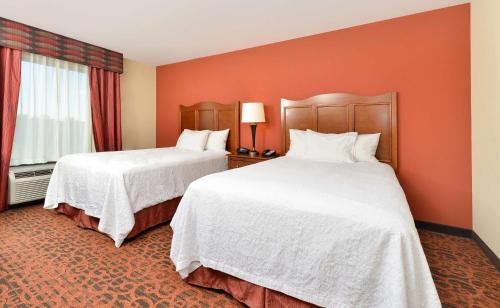 Ένα ή περισσότερα κρεβάτια σε δωμάτιο στο Hampton Inn Muscatine