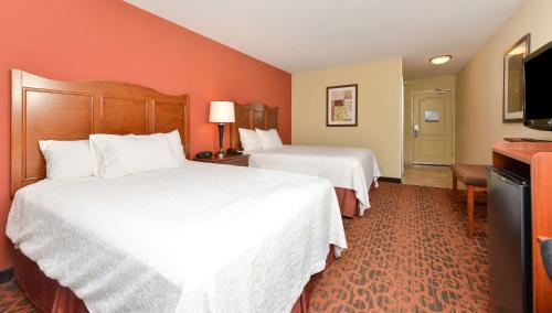 Ένα ή περισσότερα κρεβάτια σε δωμάτιο στο Hampton Inn Muscatine