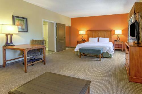 a hotel room with a bed and a television at Hampton Inn Okeechobee - Lake Okeechobee in Okeechobee