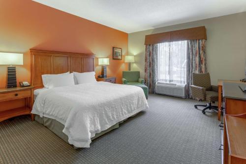 a hotel room with a bed and a window at Hampton Inn Okeechobee - Lake Okeechobee in Okeechobee