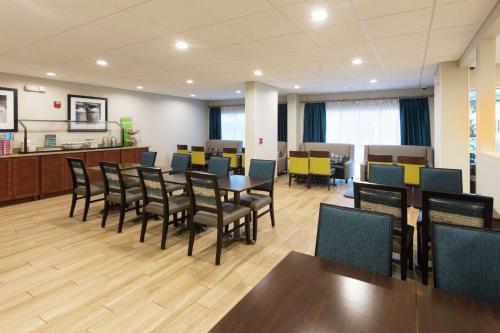 una sala de espera vacía con mesas y sillas en Hampton Inn Saint Augustine Beach, en St. Augustine Beach