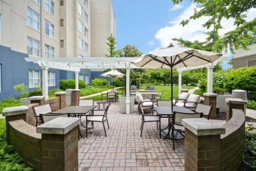 Κήπος έξω από το Homewood Suites Dulles-International Airport