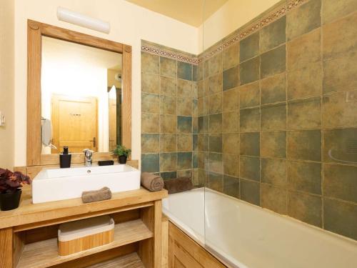 Kúpeľňa v ubytovaní Appartement 10 pers avec piscine, sauna et parking en centre-ville de Saint-Lary-Soulan - FR-1-296-394