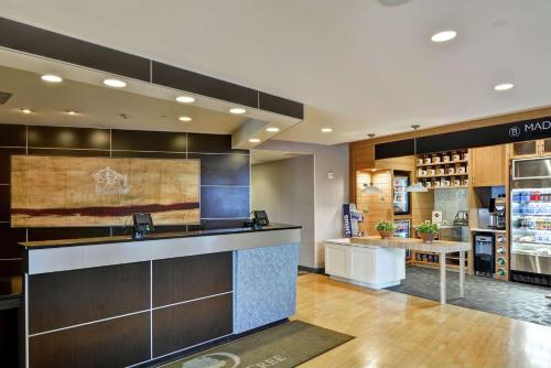 a restaurant with a counter and a bar in it at DoubleTree by Hilton Hotel Baton Rouge in Baton Rouge