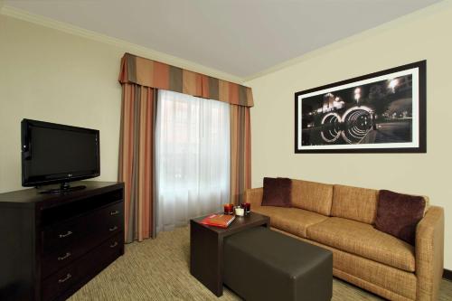 Televisyen dan/atau pusat hiburan di Homewood Suites by Hilton Houston-Woodlands-Shenandoah