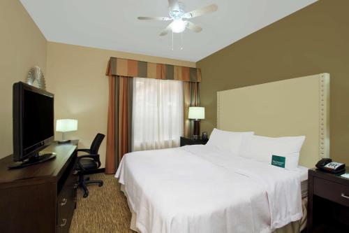 Televisyen dan/atau pusat hiburan di Homewood Suites by Hilton Houston-Woodlands-Shenandoah
