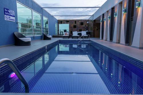 una gran piscina en un edificio en Hampton by Hilton Panama, en Panamá
