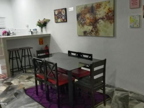 - une salle à manger avec une table et des chaises dans l'établissement Imani Homestay Beach Gateway Bagan Lalang, à Bagan Lalang