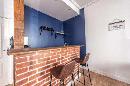 a room with two chairs and a brick fireplace at L'industriel Brestois in Brest