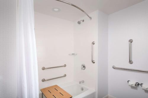 uma casa de banho com um chuveiro e uma banheira branca em Hampton Inn Miami Airport East em Miami