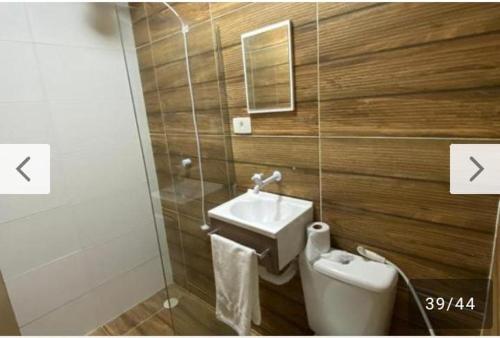 ポルト・デ・ガリーニャスにあるPOUSADA CÉU AZULのバスルーム(洗面台、トイレ、鏡付)