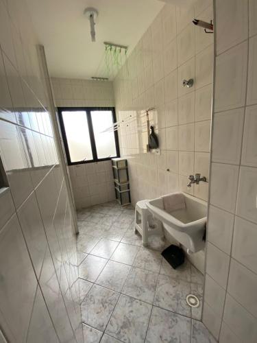 Een badkamer bij Apto 2 quartos varanda com vista