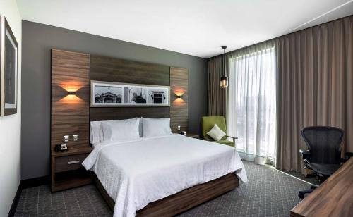 Ένα ή περισσότερα κρεβάτια σε δωμάτιο στο Hilton Garden Inn Aguascalientes
