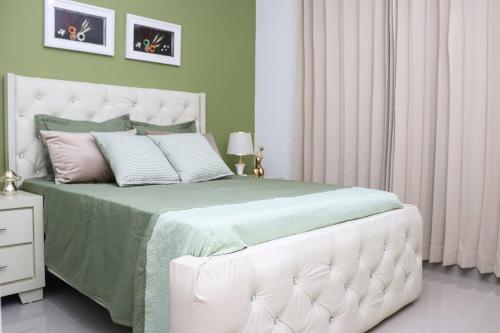 Postel nebo postele na pokoji v ubytování Insta-worthy luxurious 3-BR Apt W/ Gazebo