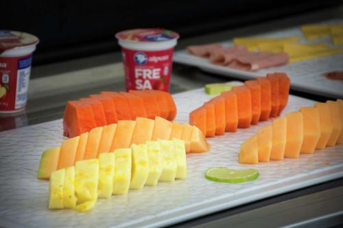 ein weißer Teller mit verschiedenen Arten von Lebensmitteln in der Unterkunft Hampton Inn By Hilton San Luis Potosi in San Luis Potosí