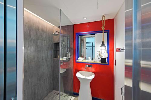 A bathroom at Hampton by Hilton Dubai Al Seef