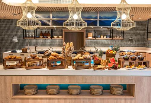 Hilton Garden Inn Phuket Bang Tao في شاطئ بانغ تاو: مطبخ مع مجموعه من انواع الخبز