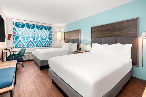 um quarto de hotel com duas camas e uma secretária em Tru By Hilton Portland Airport, Or em Portland