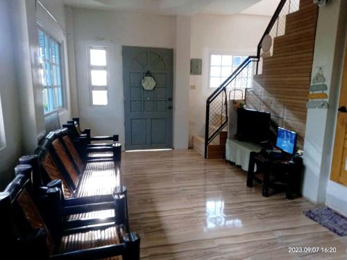 ein Wohnzimmer mit einer Treppe und einer blauen Tür in der Unterkunft Budget room with split type air-condition in San Fernando