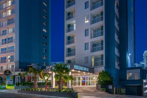 eine Darstellung der Fassade eines Hotels in der Nacht in der Unterkunft Condado Palm Inn San Juan, Tapestry Collection by Hilton in San Juan