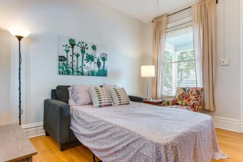 um quarto com uma cama, um sofá e uma janela em Ideally Located Denver Townhome with Deck! em Denver