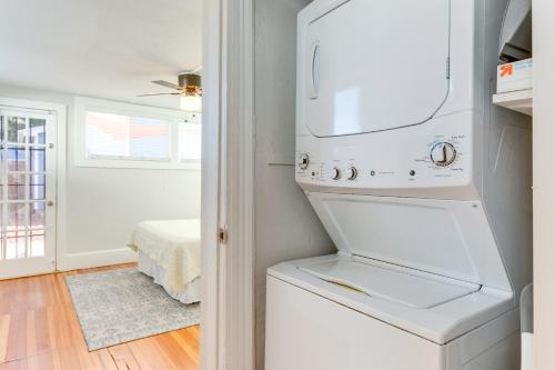 uma cozinha com máquina de lavar e secar roupa num quarto em Ideally Located Denver Townhome with Deck! em Denver