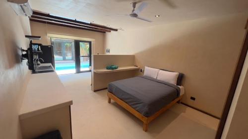 Postel nebo postele na pokoji v ubytování Family & Couples HARMONIA Suites in Tulum