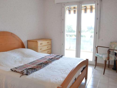 une chambre avec un lit, une commode et une fenêtre dans l'établissement Appartement 2 pièces à Fréjus avec piscine, parking et à 300m des commerces - FR-1-226A-145, à Fréjus